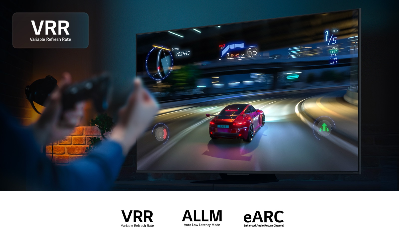 Manos sosteniendo un mando de juego frente a una pantalla que muestra un videojuego de carreras. El logotipo de VRR se encuentra en la esquina superior izquierda y se ven otras certificaciones relevantes.