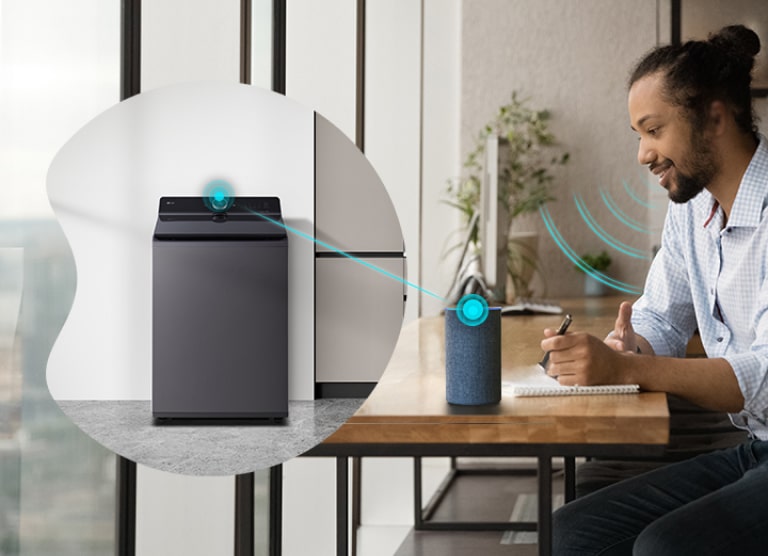 Una mujer controlando la lavadora LG con asistente de voz