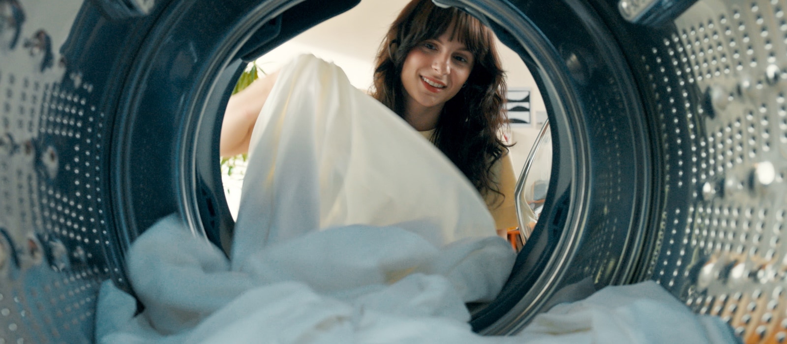 "Vídeo de una mujer lavando sus sábanas"