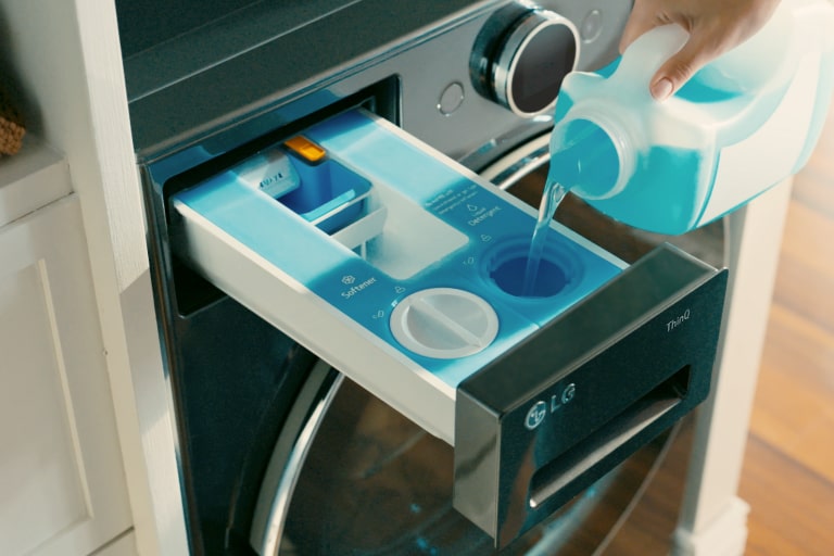 "Vídeo de vertido de detergente en un recipiente de detergente y automáticamente suficiente detergente dispensado"