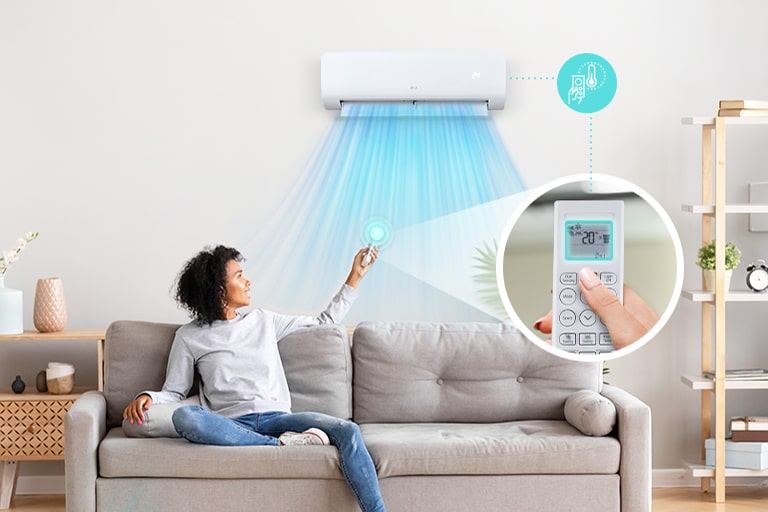 Aire acondicionado y mujer en sofá midiendo la temperatura con control remoto, soplando aire frío