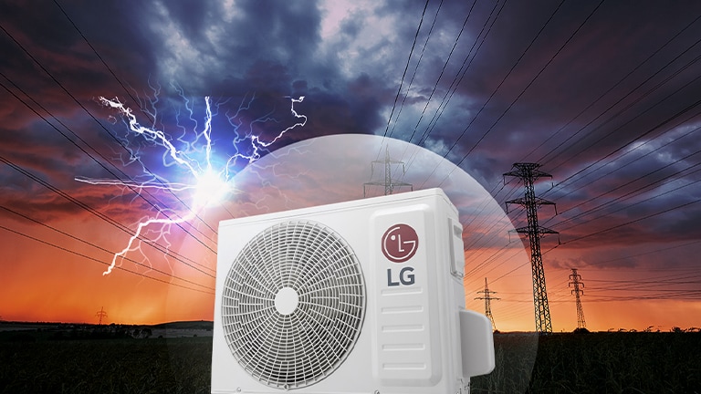 Imagen de unidad exterior de aire acondicionado durante una tormenta eléctrica