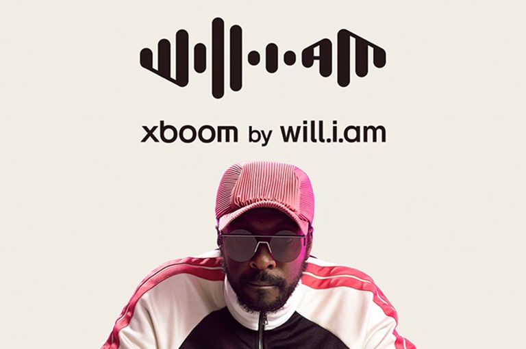 Imagen de will.i.am con el logotipo de xboom de will.i.am en la parte superior