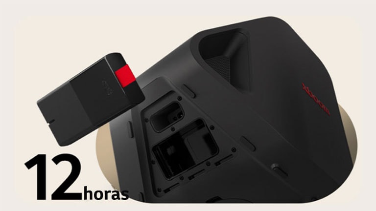 La parte trasera del Stage 301 se muestra con la parte de la batería abierta. Una batería reemplazable cuelga en el aire justo al lado del xboom Stage 301.