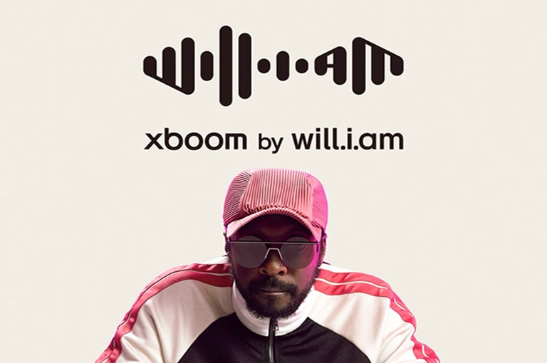 Imagen de will.i.am con el logotipo de xboom by will.i.am en la parte superior