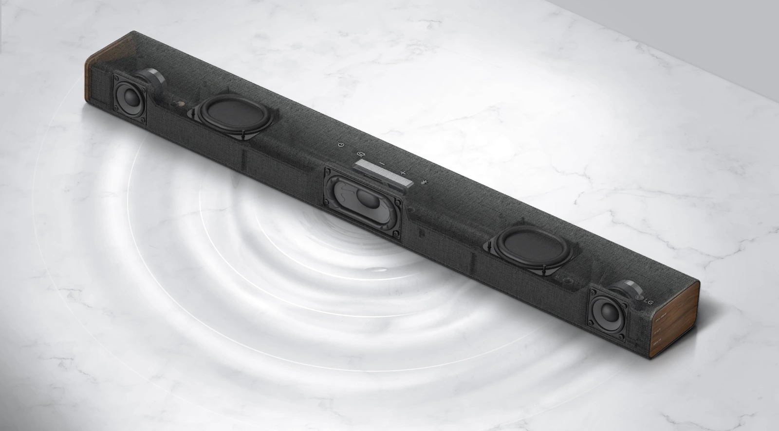 Vista diagonal de la barra de sonido LG transparente con el lado derecho hacia adelante. Se muestran el subwoofer incorporado y los radiadores pasivos duales dentro de un producto y el gráfico de la longitud de onda se muestra en un piso de mármol blanco.