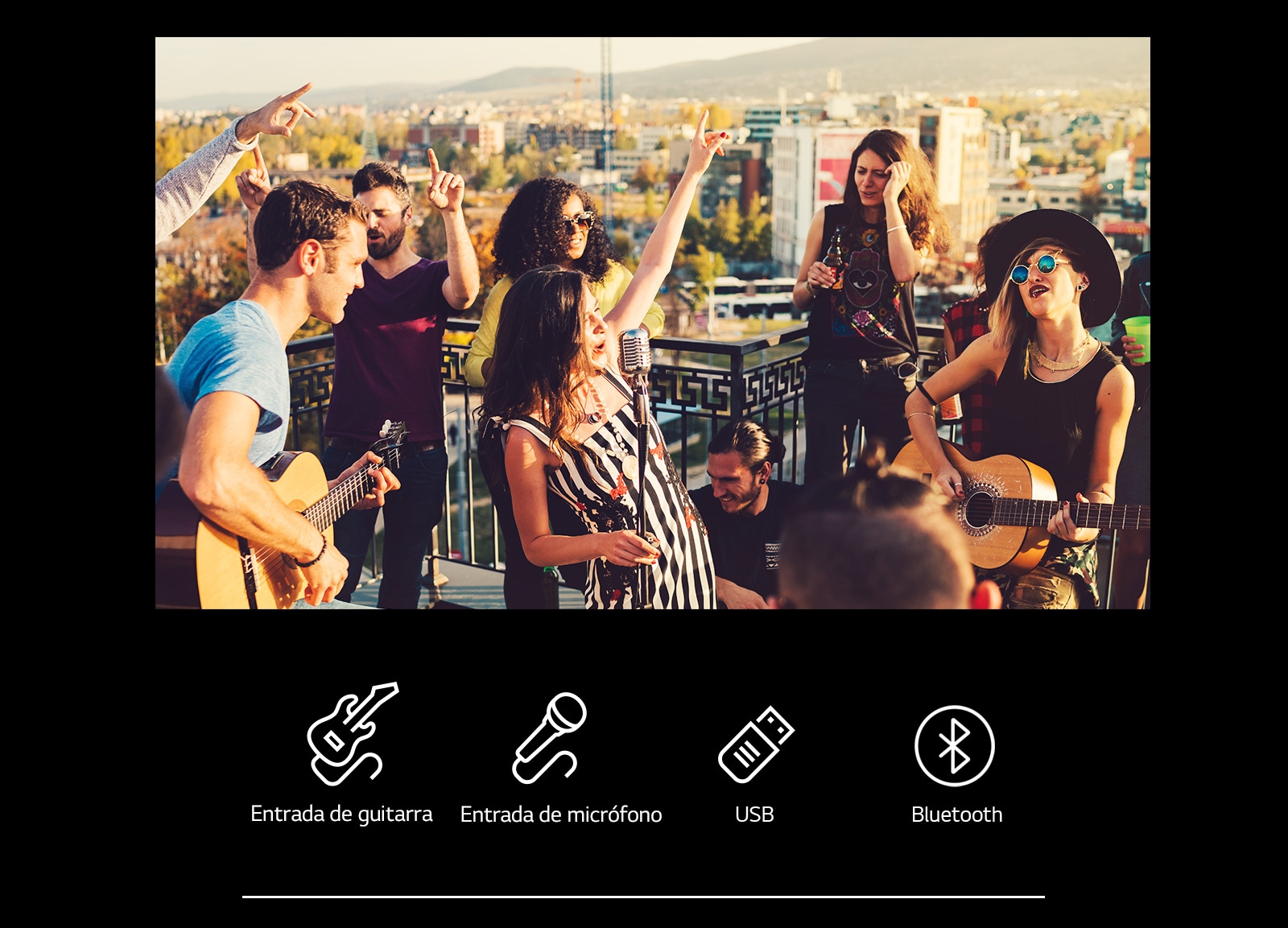 Hay gente disfrutando de un concierto acústico con LG XBOOM XL5S. Debajo de la imagen, hay guitarra.