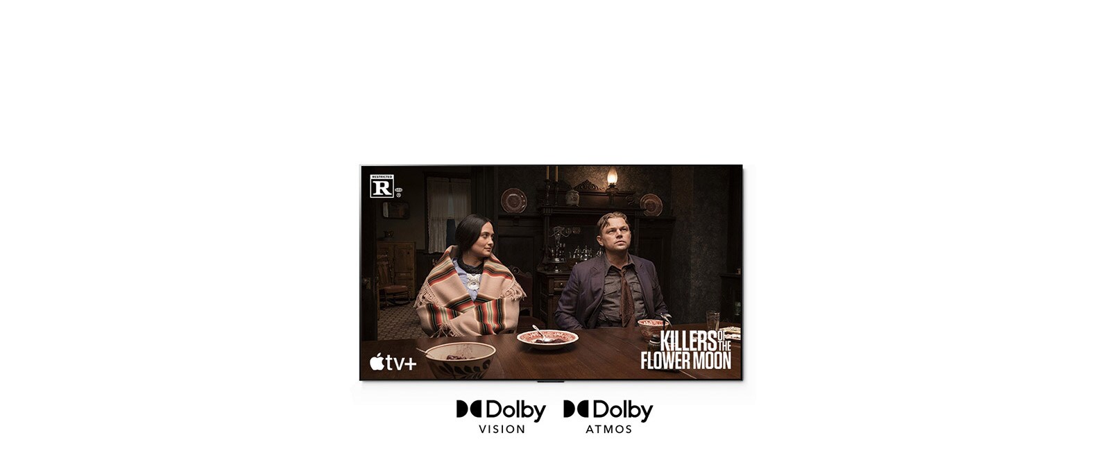 Image d'un homme et d'une femme assis ensemble à une table, scène du film "Killers of the Flower Moon".