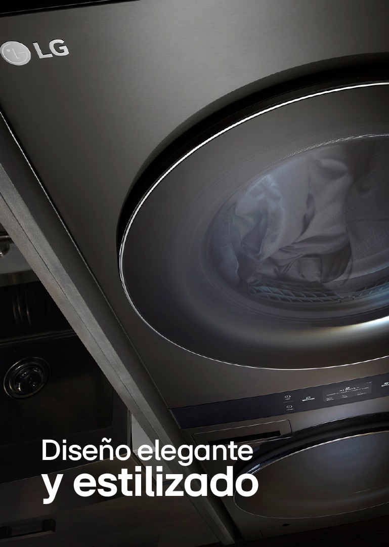 Imagen de mujer joven y su perro posando frente a su LG WashTower WK22BS6 en lavandería