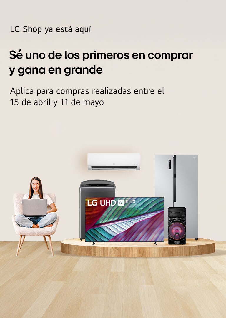 Un LG TV que muestra la página de inicio de webOS parada en ángulo contra un fondo. La página de inicio muestra categorías de navegación e instantáneas de programas de TV. El LG Magic Remote señala la TV.