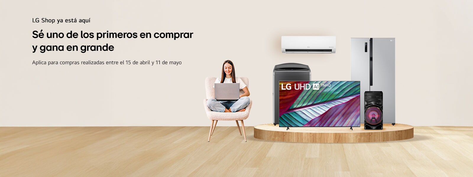 Un LG TV que muestra la página de inicio de webOS parada en ángulo contra un fondo. La página de inicio muestra categorías de navegación e instantáneas de programas de TV. El LG Magic Remote señala la TV.