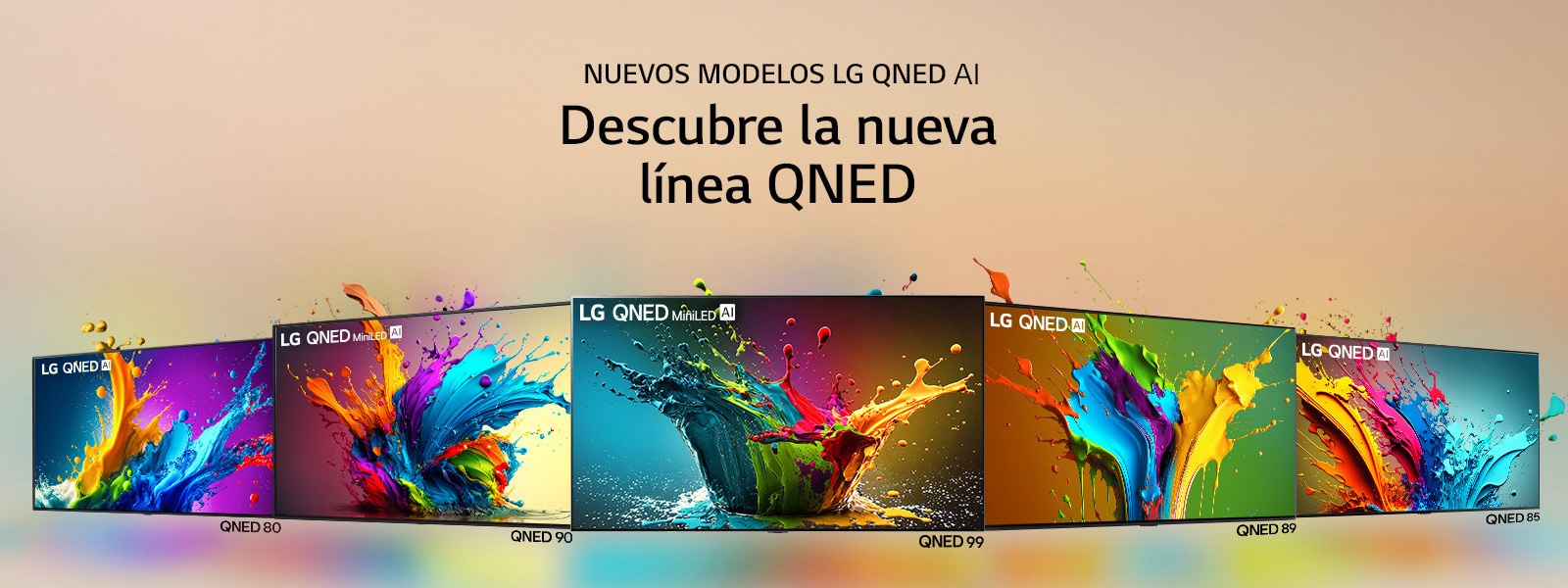 LG QNED 80, QNED 90, QNED 99, QNED 89 y QNED 85 TV colocados uno junto a otro en una línea con ángulo con el QNED 99 TV orientado hacia adelante y los otros en un ángulo de 45 grados. Gotas coloridas y olas de pintura salen disparadas de cada pantalla y la luz se irradia, creando sombras coloridas debajo.