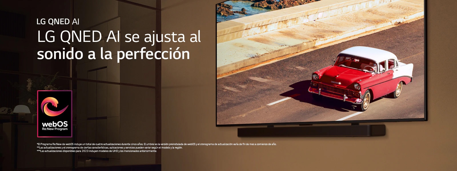 El LG QNED TV y la Soundbar amurados a una pared en una sala apenas iluminada. En el TV, se muestra un vehículo rojo en la calle. El logotipo de “webOS Re:New Program” está en la imagen. El descargo de responsabilidad dice: “El Programa Re:New de webOS incluye un total de cuatro actualizaciones durante cinco años. El umbral es la versión preinstalada de webOS y el cronograma de actualización varía de fin de mes a comienzo de año”. “Las actualizaciones y el cronograma de ciertas características, aplicaciones y servicios pueden variar según el modelo y la región”.