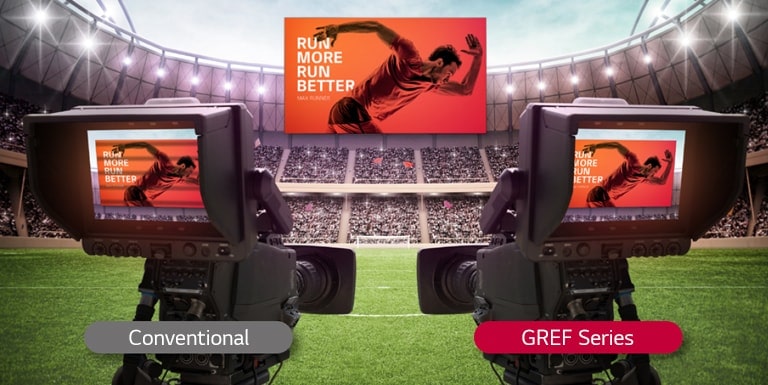 La gran pantalla LED cerca de las gradas del estadio está siendo filmada con cámara. Aunque el contenido es idéntico, la pantalla convencional muestra barras negras mientras que la serie GREF es claramente visible al igual que la pantalla original.