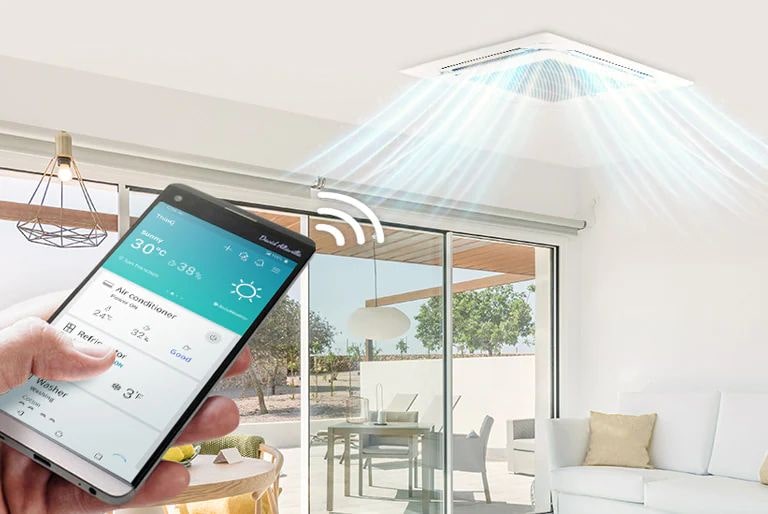 Imagen de alguien operando un aire acondicionado en el techo con un smartphone.