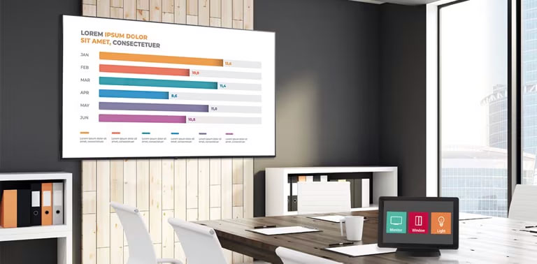 Hay uno en las salas de reunión con la señalización y otro con el sistema de control AV, que ayuda a los usuarios a controlar la serie UR640S.