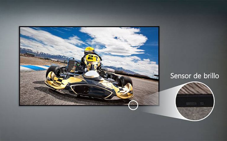 Un UL3Q está montado en la pared, con un primer plano del sensor de brillo ubicado en la parte frontal inferior de la pantalla.