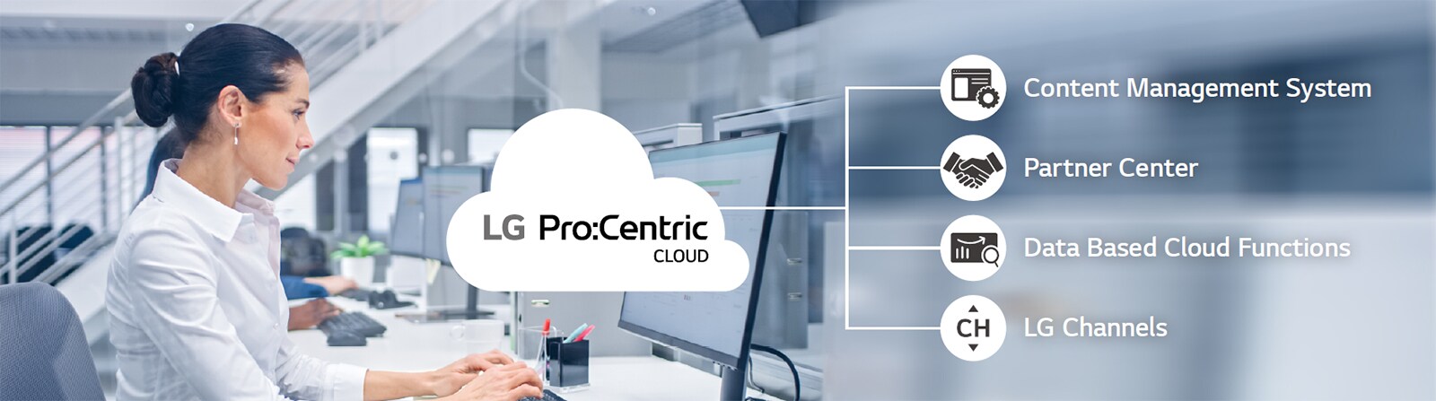 Una mujer trabaja con Pro:Centric Cloud.