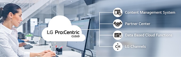 Una mujer trabaja con Pro:Centric Cloud.