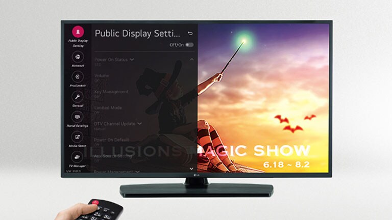 Una persona controla los ajustes del televisor con el modo de visualización Público.