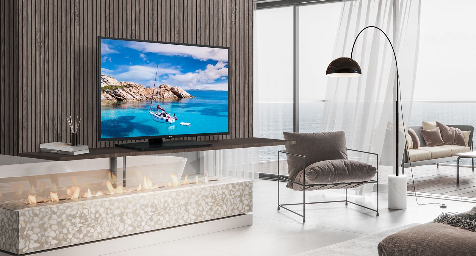 Un televisor en la pared de un hotel muestra una pantalla brillante y viva.