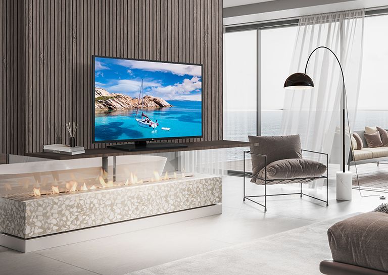 Un televisor en la pared de un hotel muestra una pantalla brillante y viva.