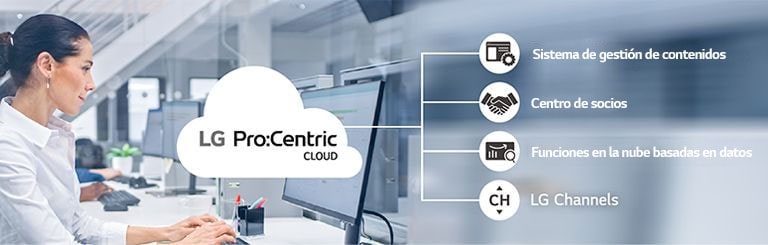Una mujer trabaja con Pro:Centric Cloud.