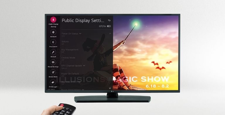 Una persona controla los ajustes del televisor con el modo de visualización Público.