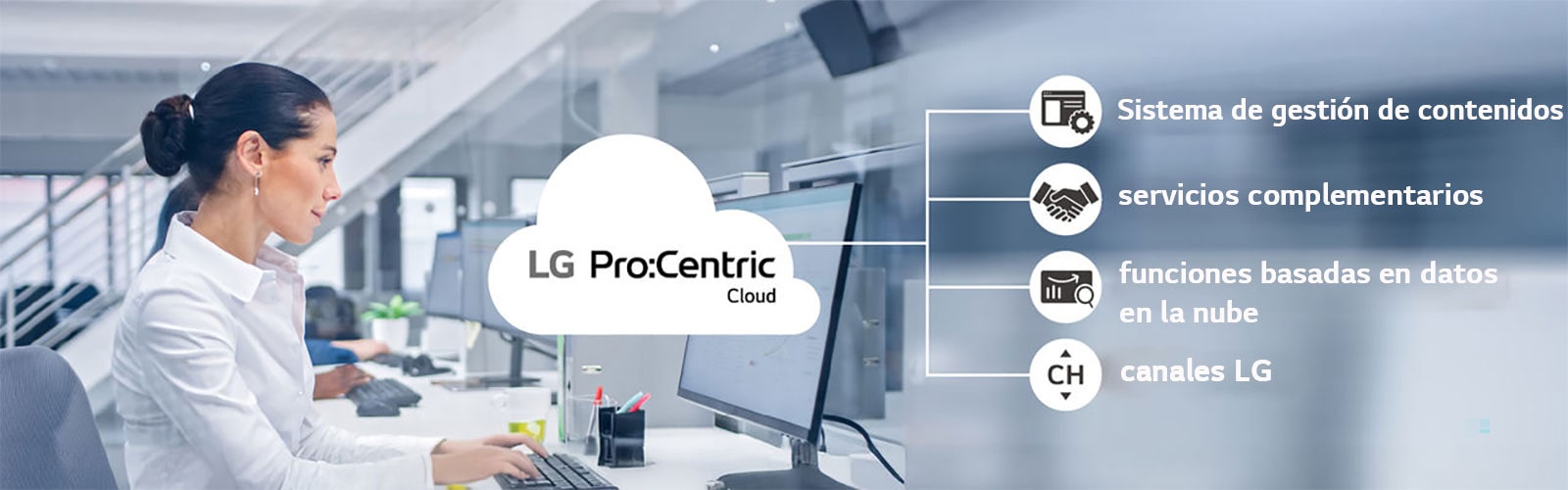 La mujer está trabajando a través de Pro:Centric Cloud.