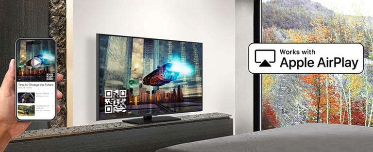 Un huésped del hotel está emparejando su iPhone con el televisor de la habitación a través de AirPlay.