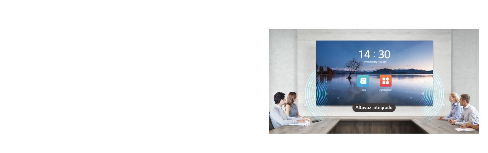 Las personas participan en una reunión mientras ven la pantalla y escuchan el sonido con el LAEC y su altavoz incorporado, instalado en la sala de reuniones.