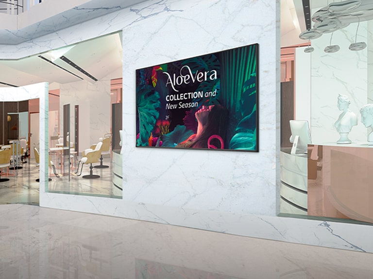 Los carteles instalados en las paredes interiores del centro comercial muestran anuncios de forma vívida.