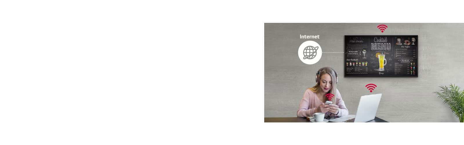 La serie UR3J está en la pared y una mujer usa una PC personal y un teléfono móvil. Esta imagen muestra que la señalización se puede conectar de forma inalámbrica a la PC y al teléfono móvil que sostiene.