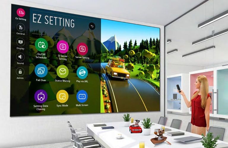 Una mujer en una sala de conferencias accede a la configuración fácilmente con un control remoto