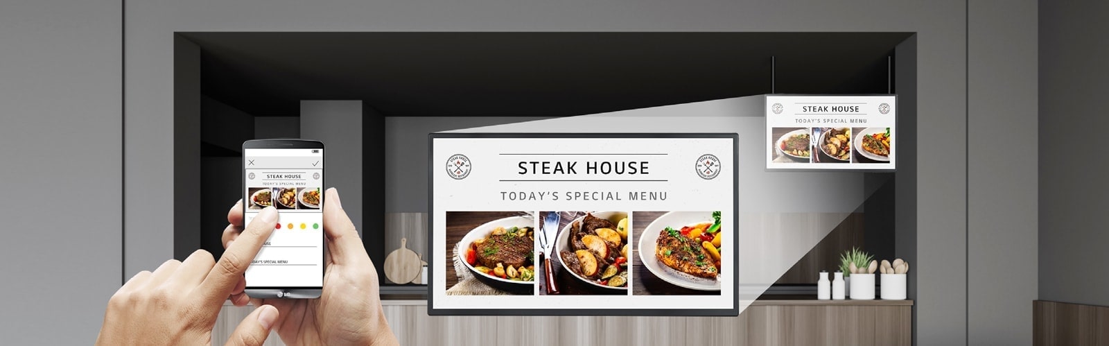 El propietario de la tienda simplemente usa un teléfono móvil para crear el contenido del menú en el tablero del menú.