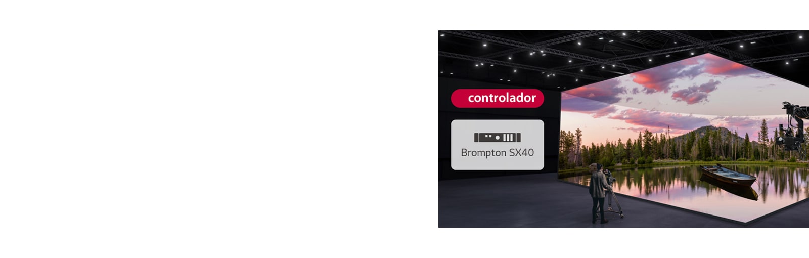 Un estudio de producción virtual con paredes curvas de LED y LED de techo y piso está siendo filmado, y se muestra un controlador compatible junto a él.