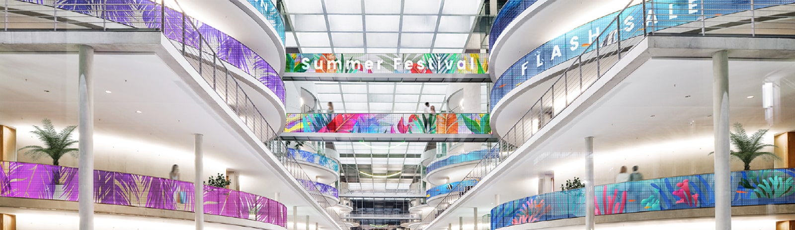 Se instalaron películas LED transparentes en las barandillas de varios pisos del edificio. Incluso donde la barandilla se curva, el contenido de las películas LED transparentes se muestra sin problemas.