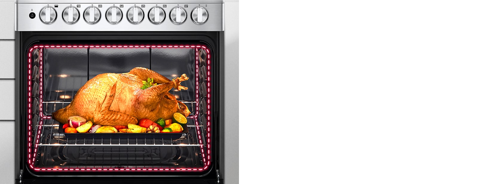 La puerta del horno está abierta y dentro hay pollo rostizando