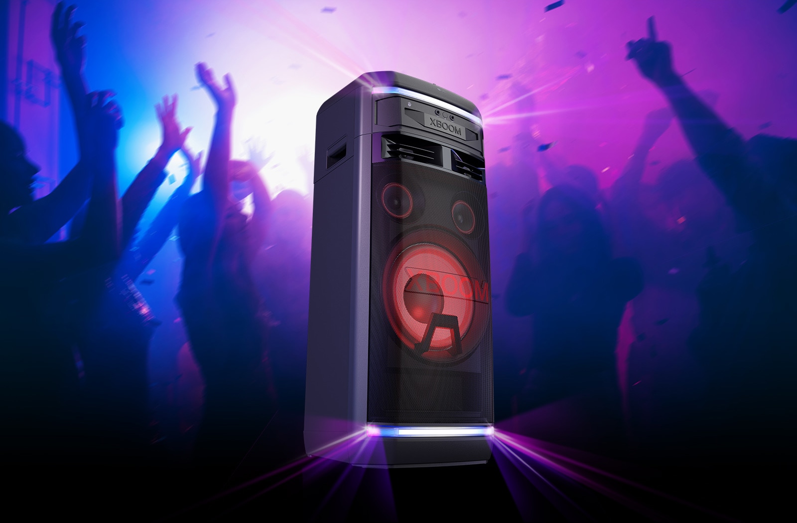 Vista lateral de 30 grados del LG XBOOM OK99M. Las luces salen de todos los rincones del altavoz. Detrás del producto, la gente disfruta de la fiesta.