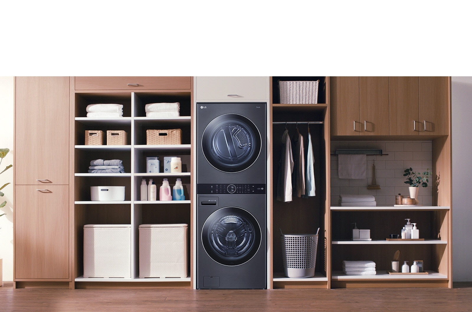Se instala una torre de lavado LG negra con estantes y un armario en una unidad de pared.