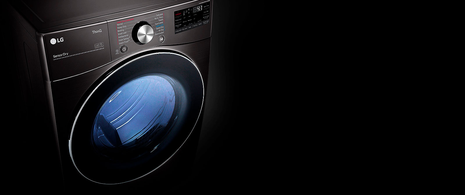 La puerta de vidrio templado se destaca por la luz interior.