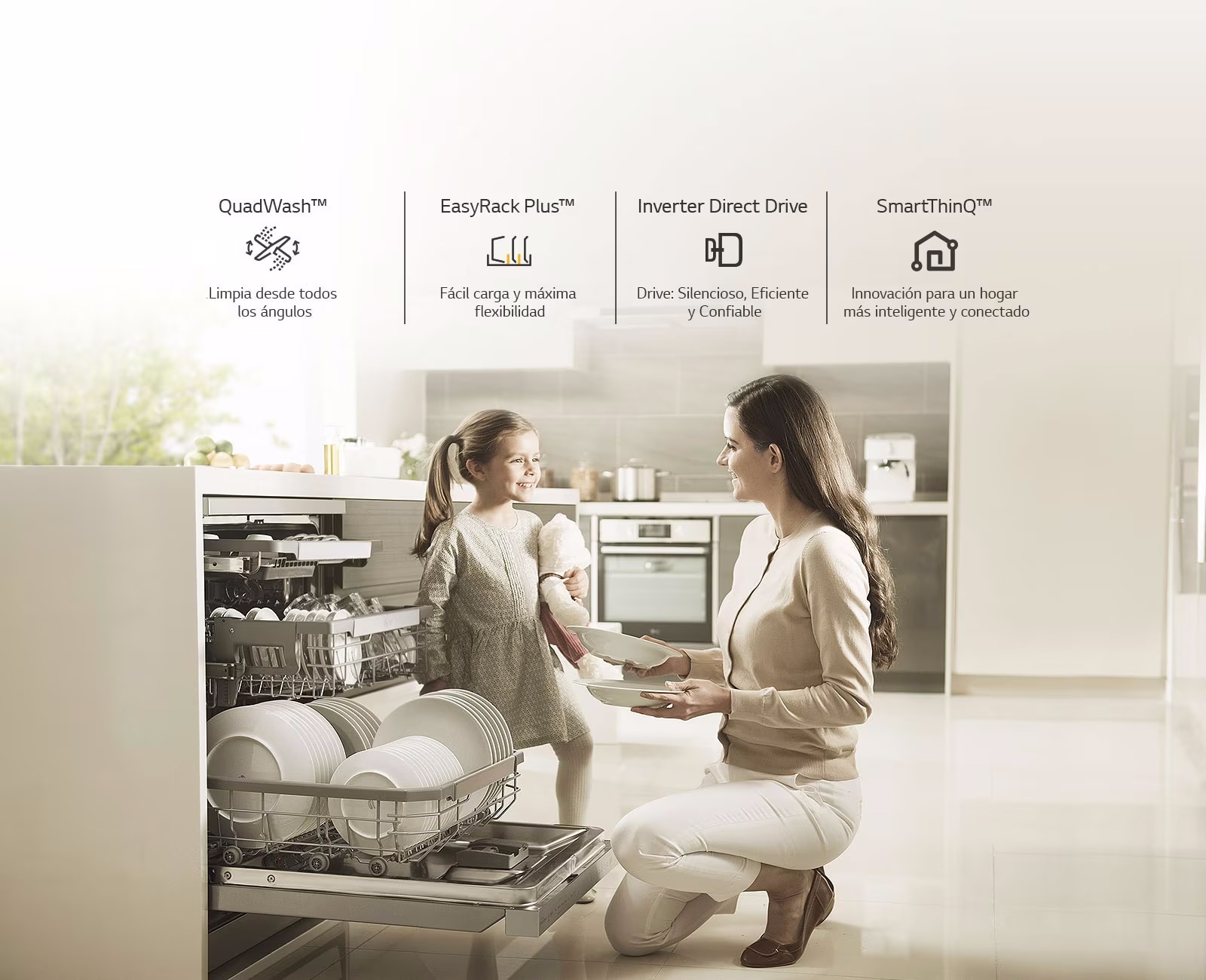 Una mamá con su hija sacando los platos recién lavados de su lavavajilla LG QuadWash.