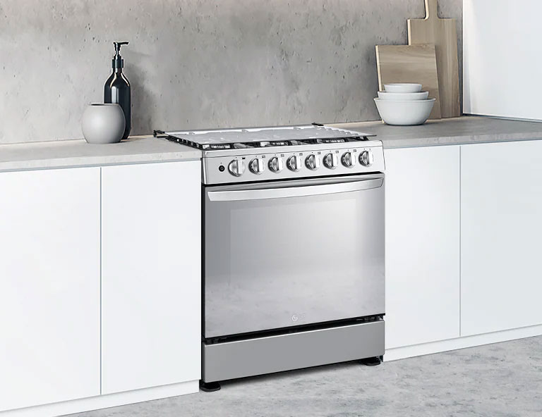 El horno se mezcla armoniosamente con el interior de la cocina que lo rodea, y la puerta de espejo refleja el entorno.