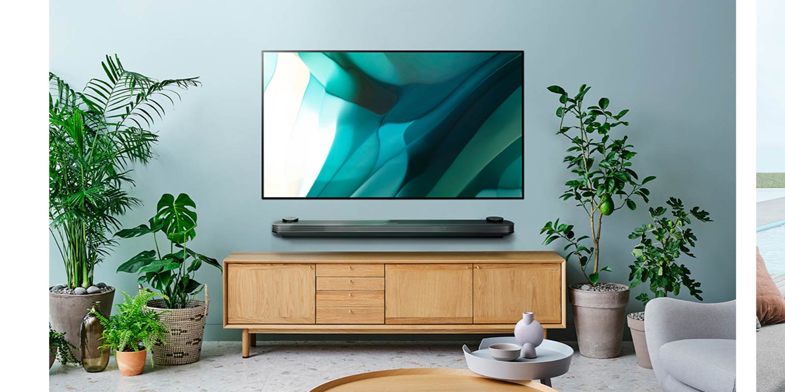 Un carrusel de LG OLEDs notables en diferentes escenarios: LG OLED W7 de 2017, tan delgado como un papel, en una habitación con temática de naturaleza, con plantas y decoraciones de madera. LG OLED G1 de 2021 con Gallery Stand en un espacio moderno y artístico. LG OLED Pose de 2022 vista desde atrás en una habitación bohemia y de nuevo por delante en un espacio minimalista. LG OLED Flex en una sala de juegos. LG OLED Easel's Line View en una sala elegante y ornamentada.