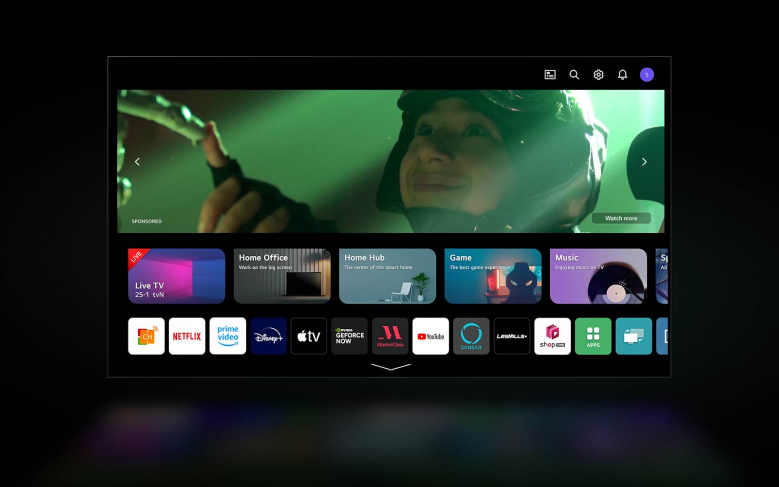 Un montaje de diferentes géneros de contenidos que incluye un concierto, una competición de doma y una película de ciencia ficción. La película cambia de tamaño para convertirse en una imagen en la pantalla de inicio UX de webOS 23.