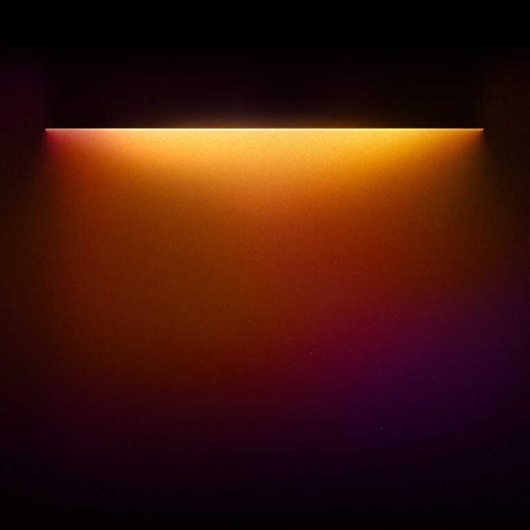 Luces de color naranja y amarillo se reflejan sobre el texto “Experiencia en la que se puede confiar” ubicado abajo. 