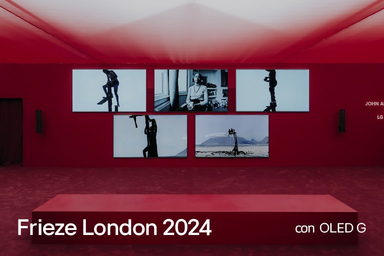 Sala roja con varias LG OLED G que muestran obras de arte.