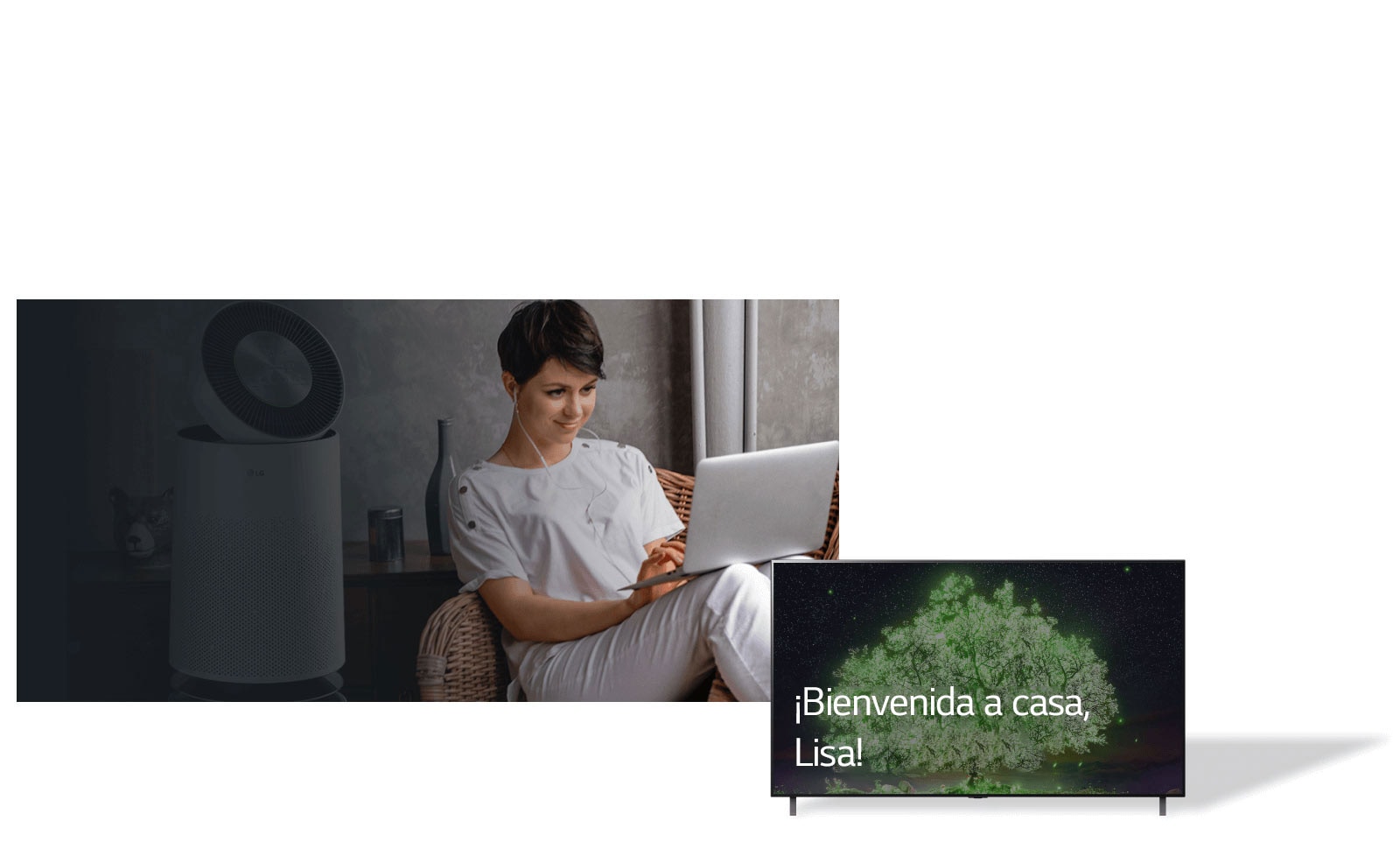 La imagen muestra a una mujer sentada en una silla de su casa escribiendo en una computadora portátil. Detrás de ella, hay un purificador de aire y, al lado, un televisor de pantalla plana donde aparece el texto "¡Bienvenida a casa, Lisa!".