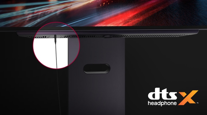Base del monitor en primer plano con cable de audífonos conectado y logo DTS.