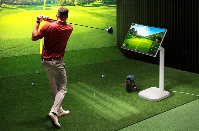 Campo de golf virtual: Coloca nuestro monitor inteligente en el espacio interior que desees para crear sin esfuerzo tu propia área de práctica de golf.
